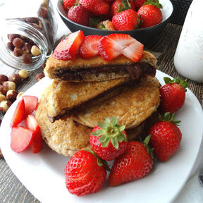 Фото вкусные и пышные Панкейки с Шоколадом внутри на Молоке: Рецепт на сковороде