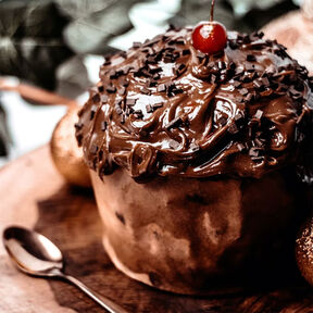 Фото оригинальный пасхальный кулич с шоколадной начинкой внутри