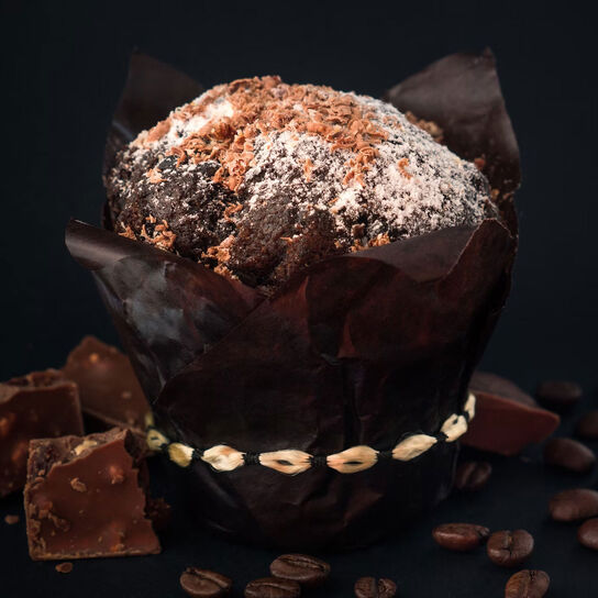 Фото пасхальный Кулич-Панеттоне с жидким шоколадом внутри приготовленный в духовке