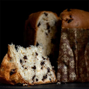 Фото Пасхальный кулич с апельсиновой цедрой и шоколадной крошкой внутри