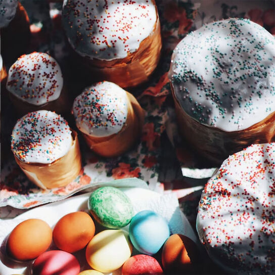 Фото идеального классического пасхального кулича с изюмом (Паска)