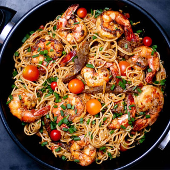 Фото вкусная Паста с морепродуктами с Креветками в Томатно-Сливочном Соусе: рецепт жаренных креветок на сковороде