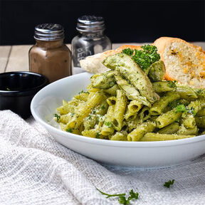 Фото приготовления домашней пасты или спагетти с соусом песто