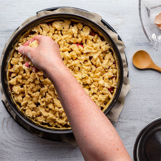 Фото вкусный открытый Американский пирог с вишней (Крамбл, с решеткой или сеткой): рецепт быстрого вишневого пирога