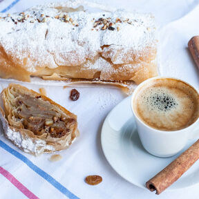 Фото Австрийский яблочный штрудель с корицей и сухофруктами: классический рецепт в домашних условиях