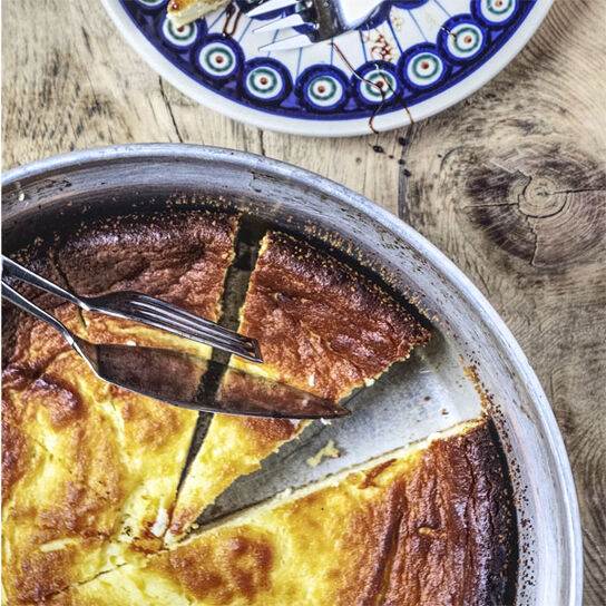 Фото вкусной и простой классической творожной запеканки из домашнего творога с изюмом в духовке