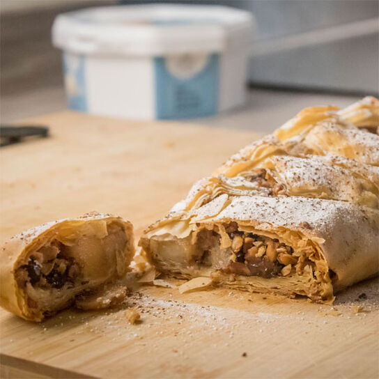 Фото вкусный домашний яблочный Штрудель (с яблоками) из слоеного теста: классический рецепт в домашних условиях