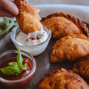 Фото Слоеные Пирожки с Мясом и Картошкой из Готового Слоеного Дрожжевого Теста: рецепт в духовке