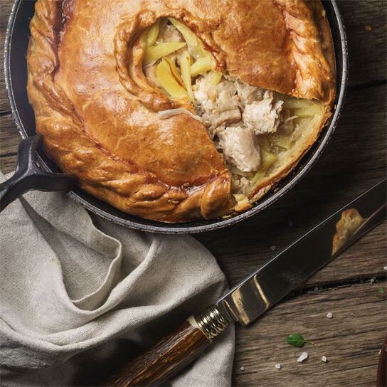 Фото как легко, быстро и просто приготовить вкусный Заливной пирог на кефире с курицей и картошкой: рецепт в духовке