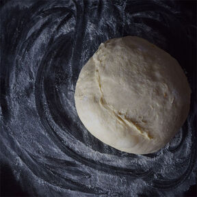 Фото Итальянское тесто для пиццы: рецепт тонкой основы для идеальной пиццы