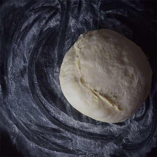 Фото Итальянское тесто для пиццы - тонкой основы для идеальной пиццы