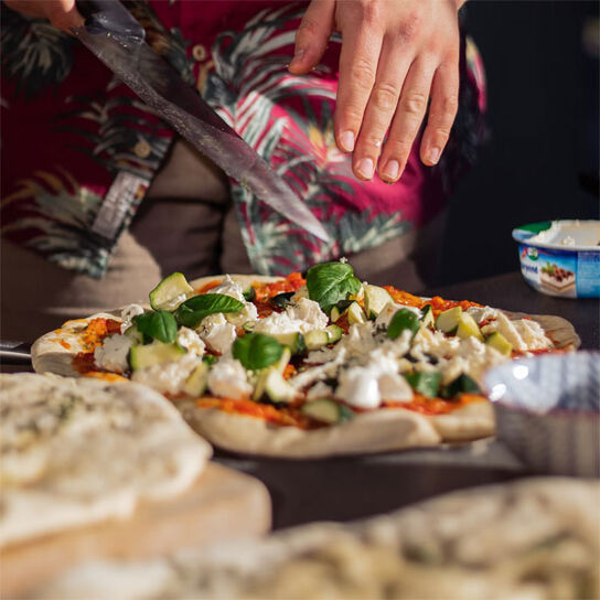 Фото тонкая хрустящая домашняя пицца из слоеного дрожжевого теста в духовке: быстрый и вкусный рецепт на каждый день