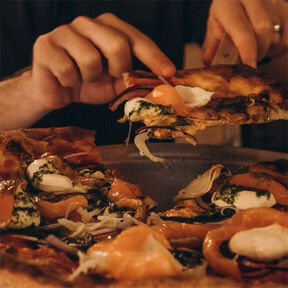 Фото приготовления домашней пиццы с морепродуктами