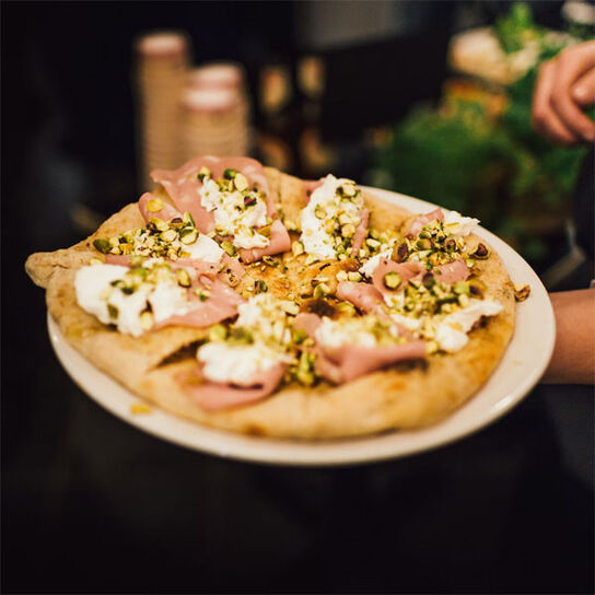 Фото вкусная домашняя пицца с соусом песто, ветчиной и помидорами