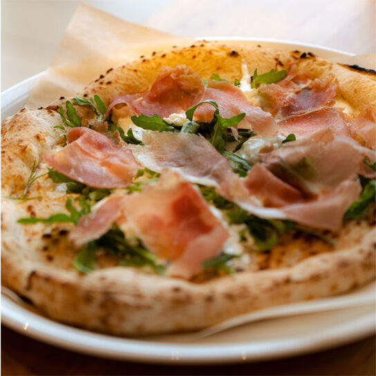 Фото домашней пиццы карбонара с беконом, моцареллой и пармезаном с томатным соусом