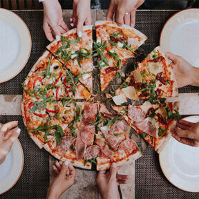 Фото приготовления домашней пиццы с мясом