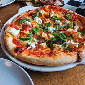 Фото приготовления быстрой пиццы по домашнему рецепту на скорую руку