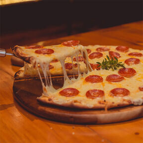 Фото приготовления пиццы с колбасой и сыром в духовке