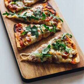 Фото приготовления домашней острой пиццы с красным перцем диабло