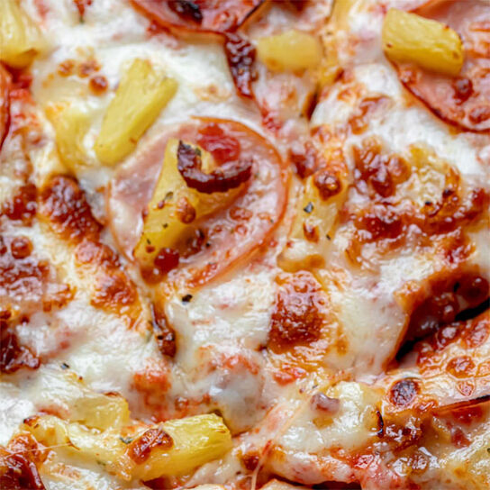 Фото гавайской пиццы с ананасами и беконом и с белым сливочным соусом