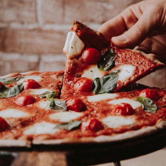 Фото итальянской классической пиццы Маргарита приготовленной в домашних условиях