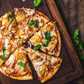 Фото домашней пиццы гавайской с курицей и ананасами