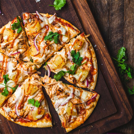 Фото домашней пиццы гавайской с курицей и ананасами в духовке