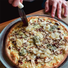 Фото приготовления домашней пиццы с грибами