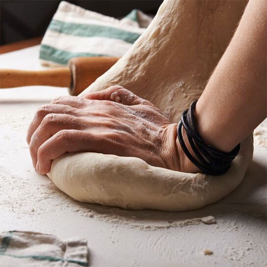 Фото тонкого и мягкого теста для основы пиццы как в пиццерии