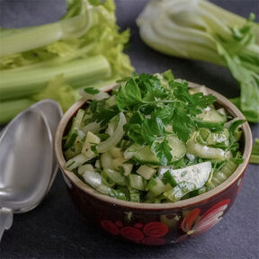 Фото Легкий и вкусный весенний салат из огурцов, салата латук и зелени