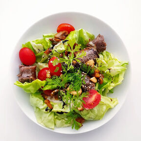 Фото салата с консервированным тунцом, авокадо, огурцом и зеленью