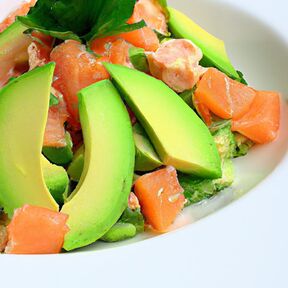 Фото Салат из красной рыбы с овощами и авокадо