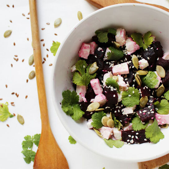 Фото вкусный простой салат с буряком и фетой без майонеза