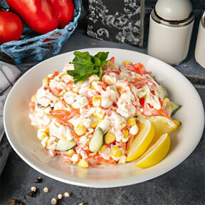 Фото Салат с крабовыми палочками, пекинской капустой, яйцом, огурцом и кукурузой