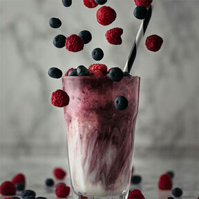 Фото Фруктово-Ягодный Смузи из Черники, Малины, Банана, Яблочного Сока: рецепт в блендере