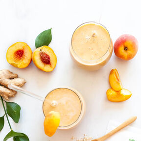 Фото Смузи Фруктовый Бум на Основе Банана, Персика, Апельсинового Сока и Йогурта: рецепт в блендере