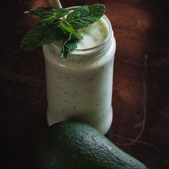 Фото как приготовить вкусный и полезный Смузи из Авокадо, Клубники с Йогуртом и на Миндальном Молоке: рецепт в блендере