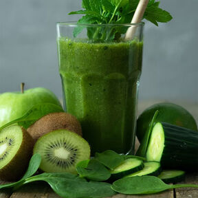 Фото Зеленый смузи из сельдерея, яблок, огурцов, киви и шпината с петрушкой для блендера рецепт в домашних условиях