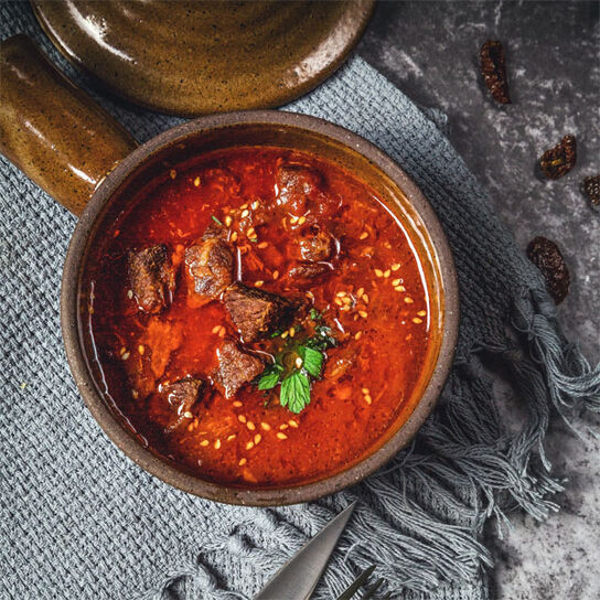 Фото Мясная солянка с колбасой, копченостями, картошкой и свининой в домашних условиях: лучший рецепт