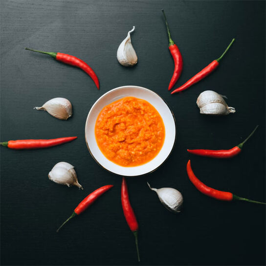 Фото Острый соус для пиццы с красным жгучим перцем