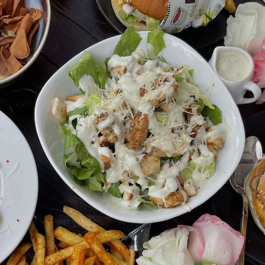 Фото соуса для салата Цезарь приготовленного по классическому рецепту в домашних условиях