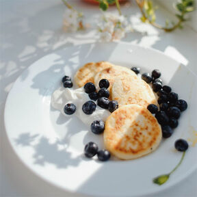 Фото классических пышных сырников из творога с мукой на сковороде