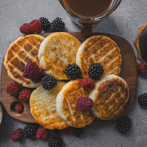 Фото нежных сырников из творога с изюмом и манкой на сковороде