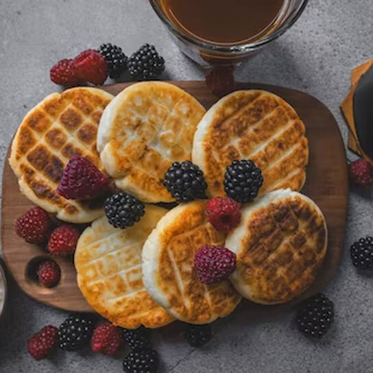 Фото нежных сырников из творога с изюмом и манкой жаренных на сковороде