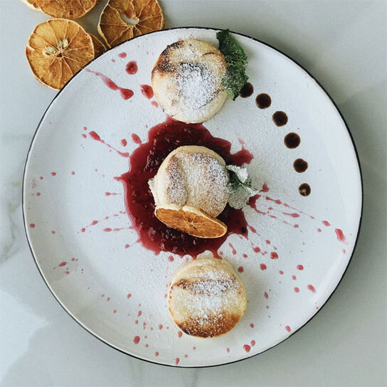 Фото пышных домашних сырников на 1 кг творога с манкой, изюмом и разрыхлителем в духовке