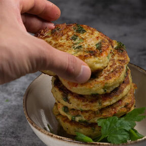 Фото Сырники из творога с зеленью и твердым сыром на сковороде: пикантный вкус и легкость в приготовлении