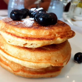 Фото Творожные ПП-сырники на рисовой муке со смородиной в духовке - полезный и вкусный завтрак