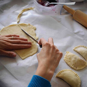 Фото как приготовить вкусные домашние чебуреки с хрустящим пузырчатым тестом