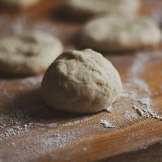 Фото идеальное дрожжевое тесто для пышных дрожжевых вареников приготовленное в домашних условиях