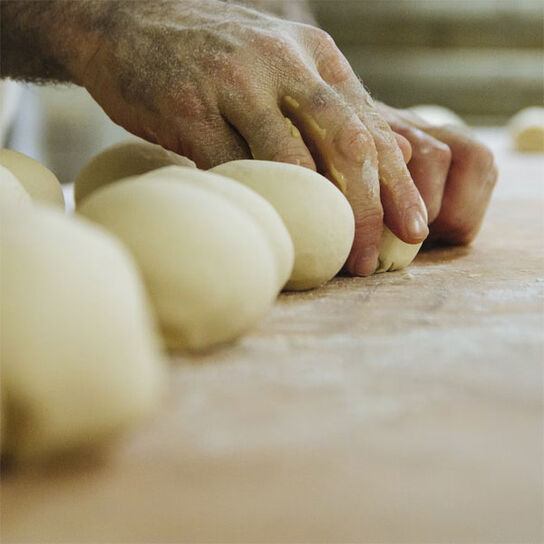 Фото вкусное дрожжевое тесто на молоке и сухих дрожжах для пиццы